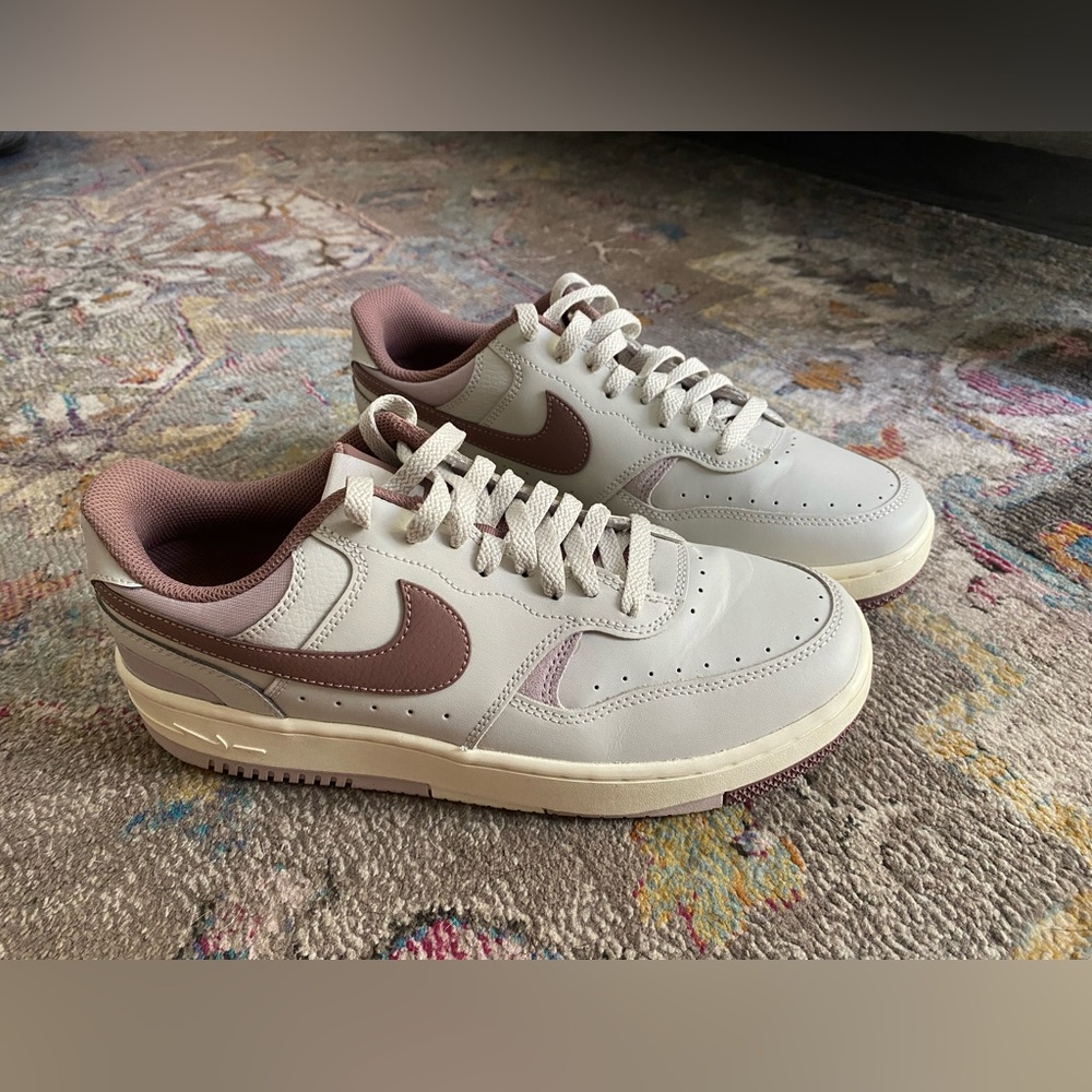 Women’s Nike Gamma Force Sneakers Classic Style dusty purple and gray